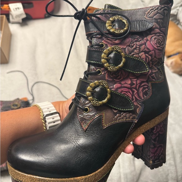 L'Artiste: Elegant Black and Purple Lace-Up Boots - Picture 2 of 5